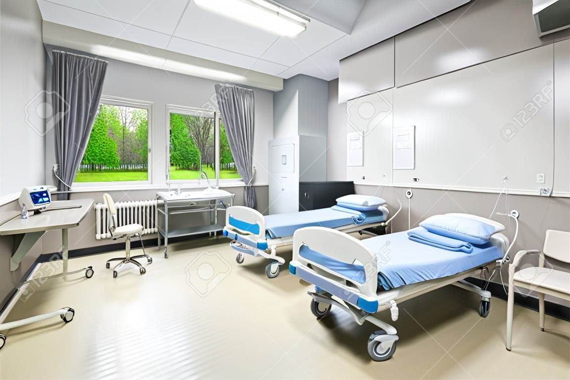 Sala szpitalna z łóżkami i komfortowym wyposażeniem medycznym w nowoczesnym szpitalu
