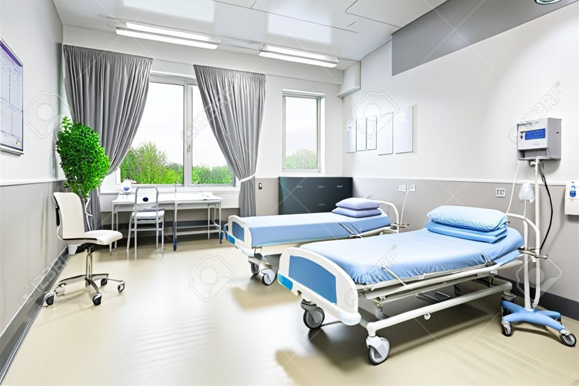 病室、ベッド、近代的な病院で装備されて快適な医療