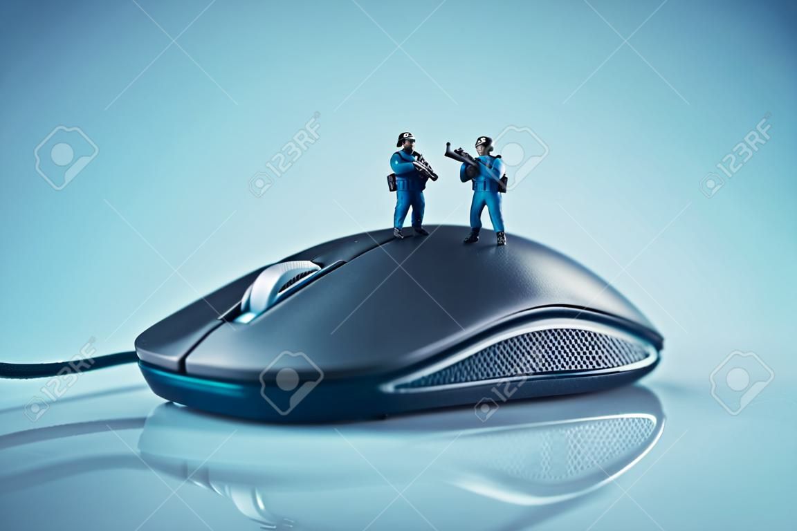 Miniatura SWAT na górze myszki komputerowej. Pojęcie bezpieczeństwa komputera. Fotografia makro
