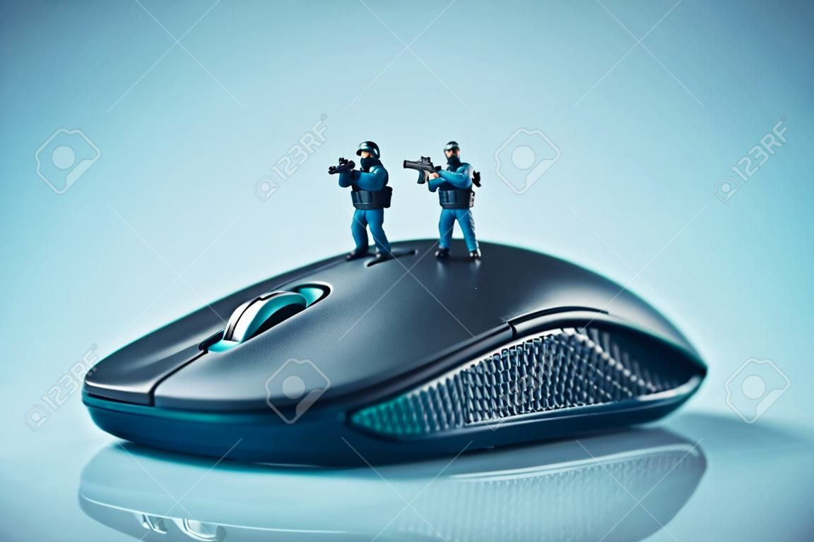 Miniatuur SWAT team op de top van de computer muis. Computer beveiligingsconcept. Macro foto