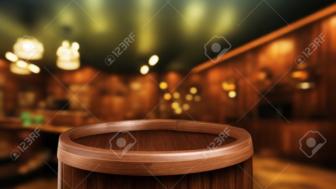 verschwommener Hintergrund der Bar und dunkelbrauner Schreibtisch aus Retro-Holz