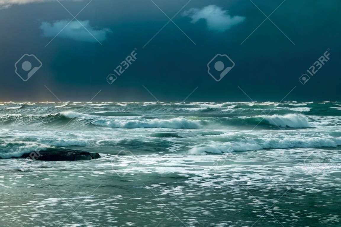 burza morska z dramatycznym niebem