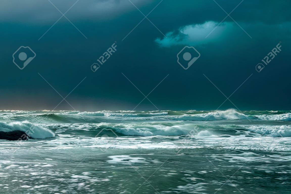 burza morska z dramatycznym niebem