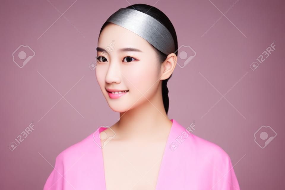 Schöne junge asiatische Frau mit sauberem frischem Hautblick. Mädchen Schönheit Gesichtspflege. Gesichtsbehandlung. Kosmetologie, Schönheit und Spa.
