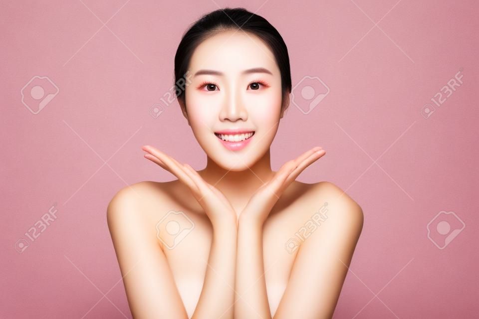 Bella giovane donna asiatica con pelle fresca pulita. Cura del viso, Trattamento del viso, Cosmetologia, bellezza e spa,