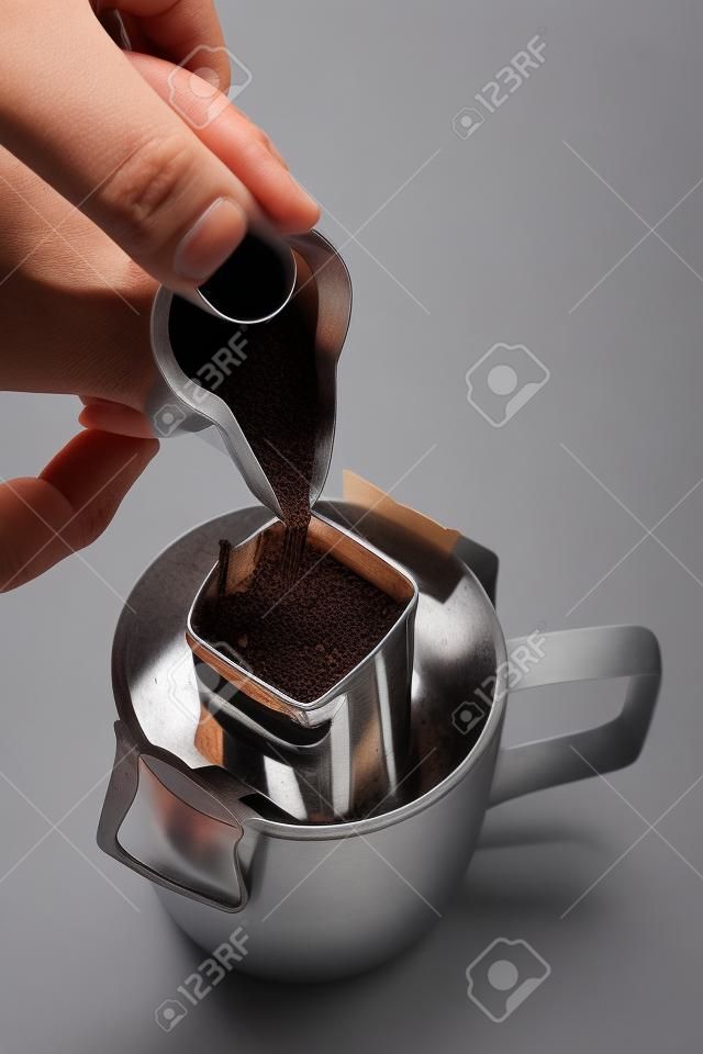 Hand gießt heißes Wasser bag frischen Kaffee Drip