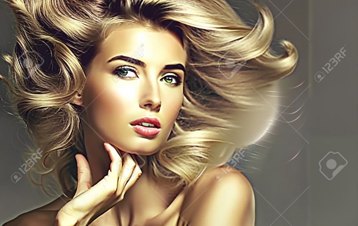 Portrait einer jungen blonden Frau mit schönen Haaren und grünen Augen
