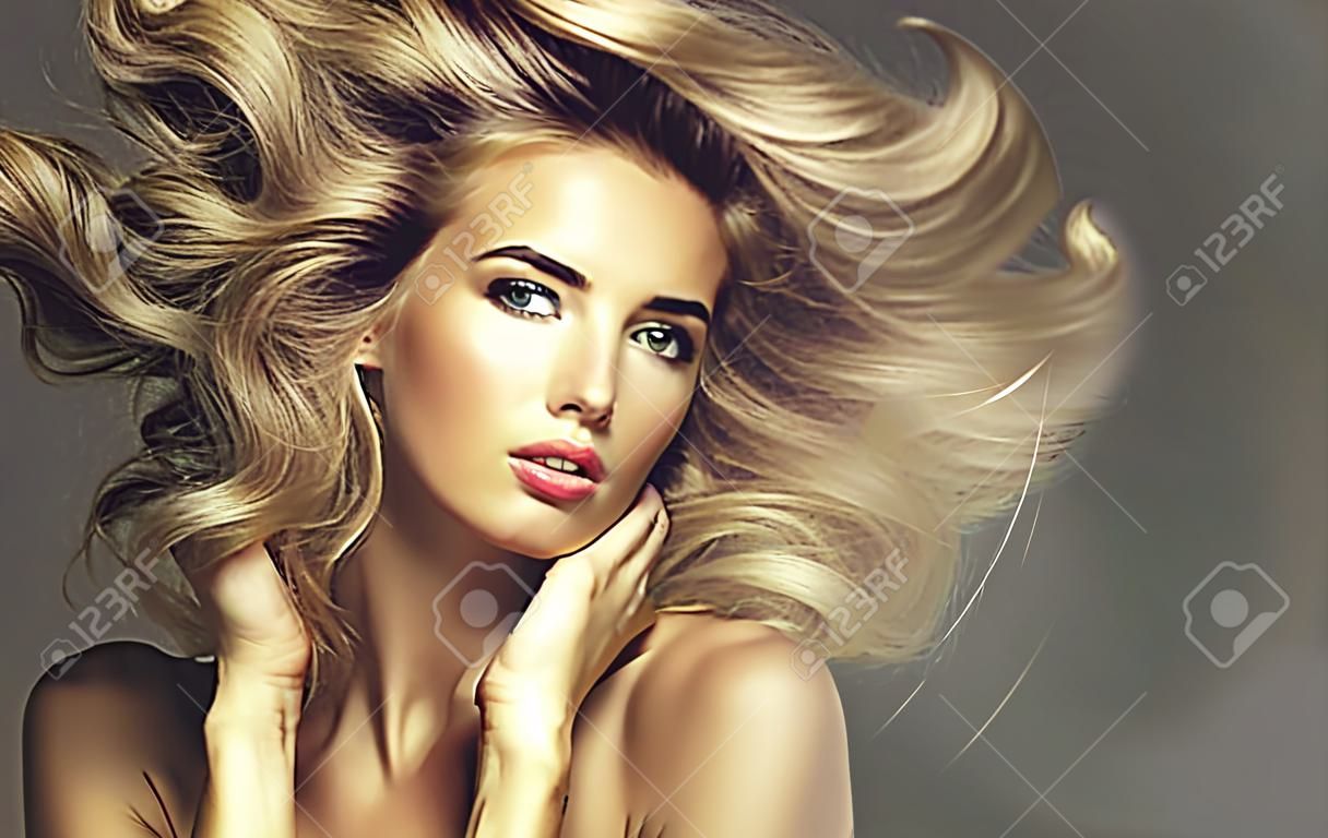 Portrait einer jungen blonden Frau mit schönen Haaren und grünen Augen