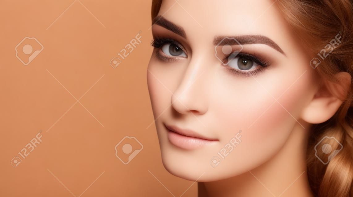 Schoonheid portret van vrouwelijk gezicht met natuurlijke schone huid