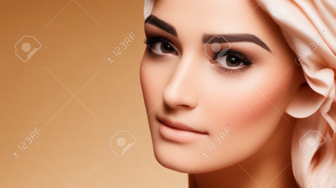 Portrait de beauté du visage féminin avec une peau propre et naturelle