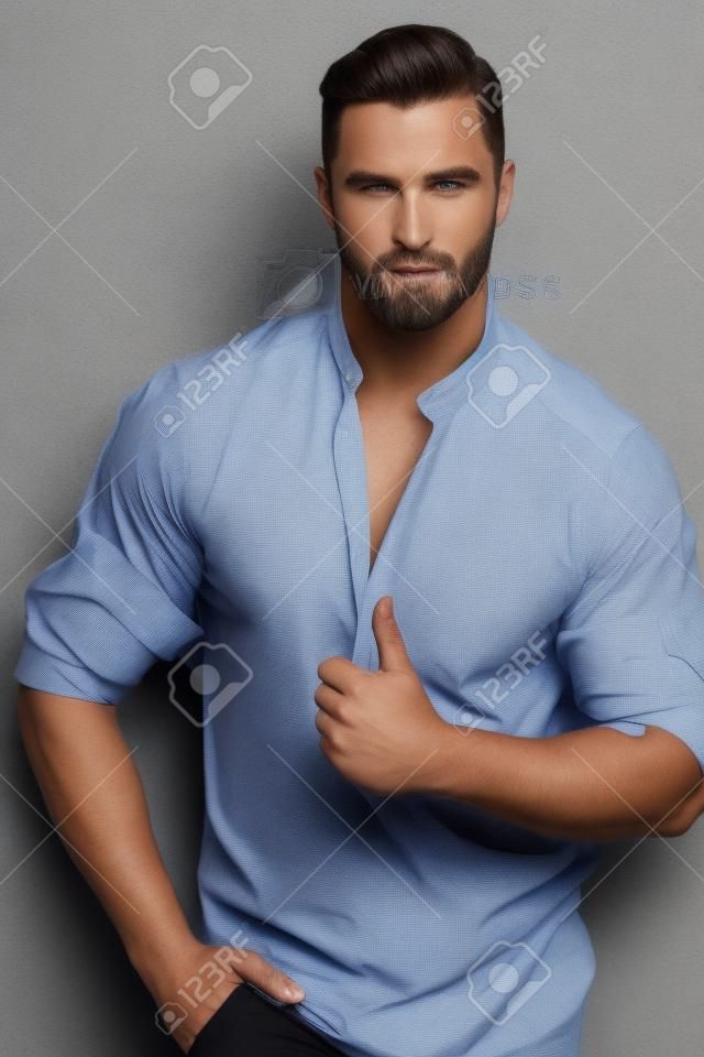 Presentación modelo masculina hermosa
