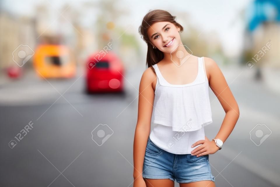 通りに立っているかわいい十代の少女トップ