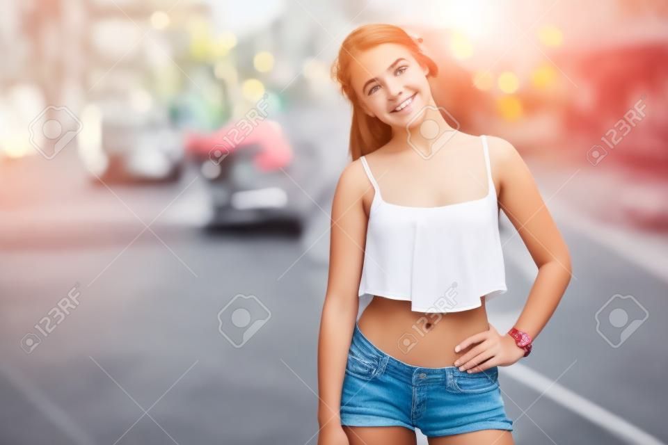Nettes jugendlich Mädchen mit oben steht auf der Straße