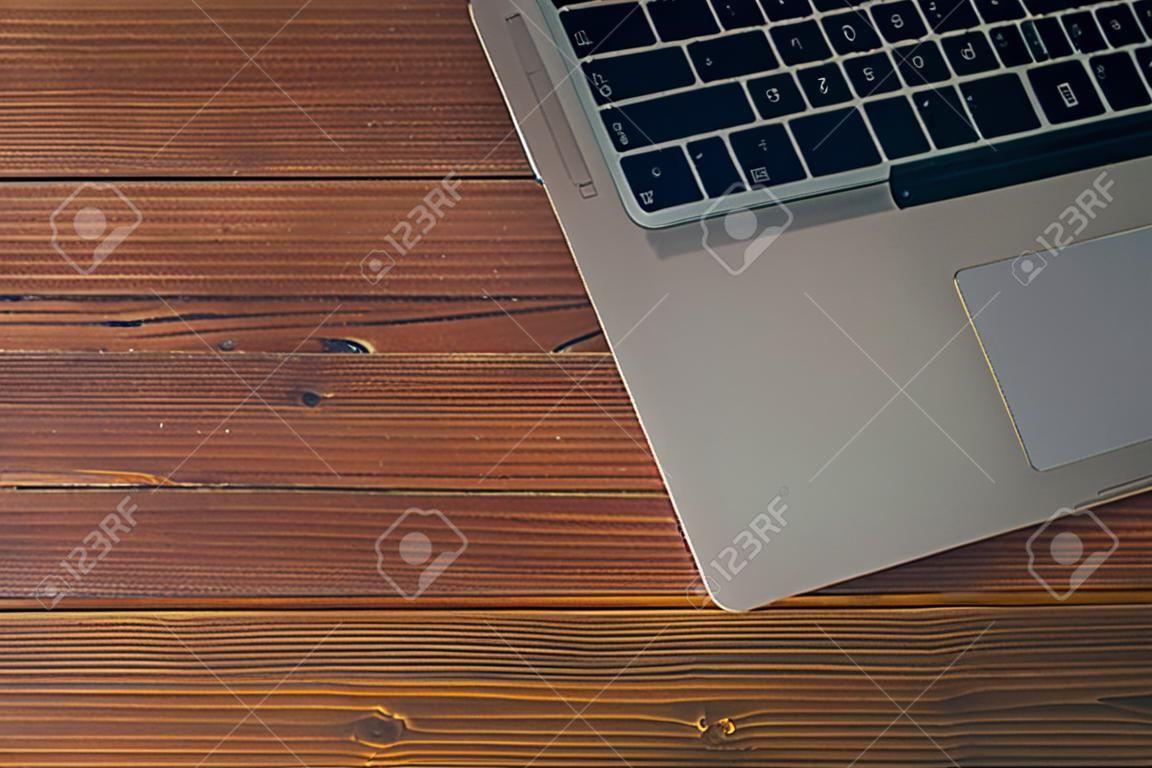 갈색 나무 책상에 노트북 키보드