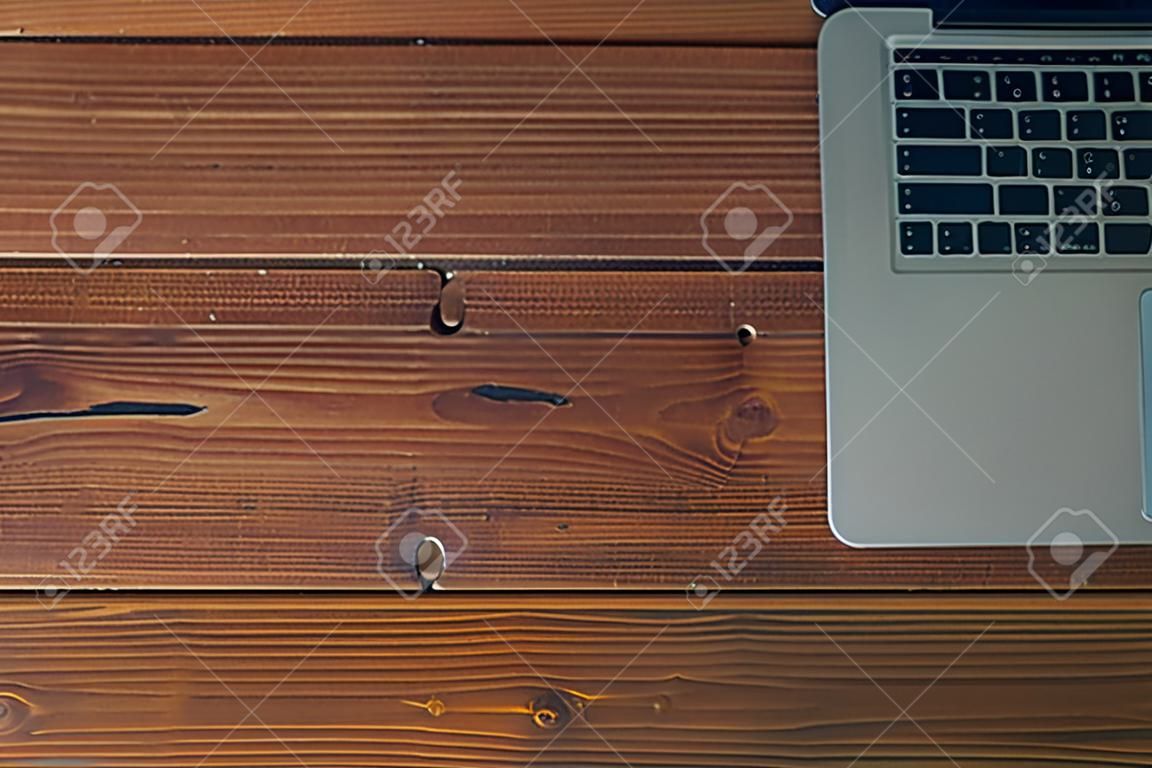 갈색 나무 책상에 노트북 키보드