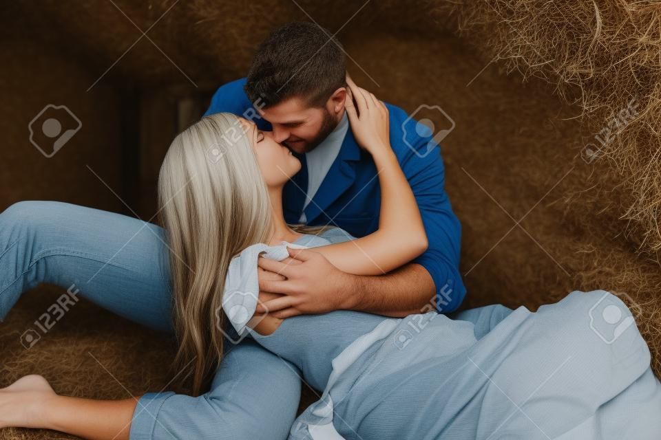 Férfi csókolózik egy nő a alhatnak, ők szerelmesek.