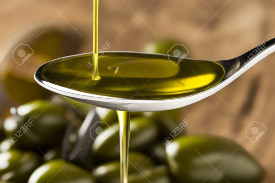 橄榄油流入汤匙