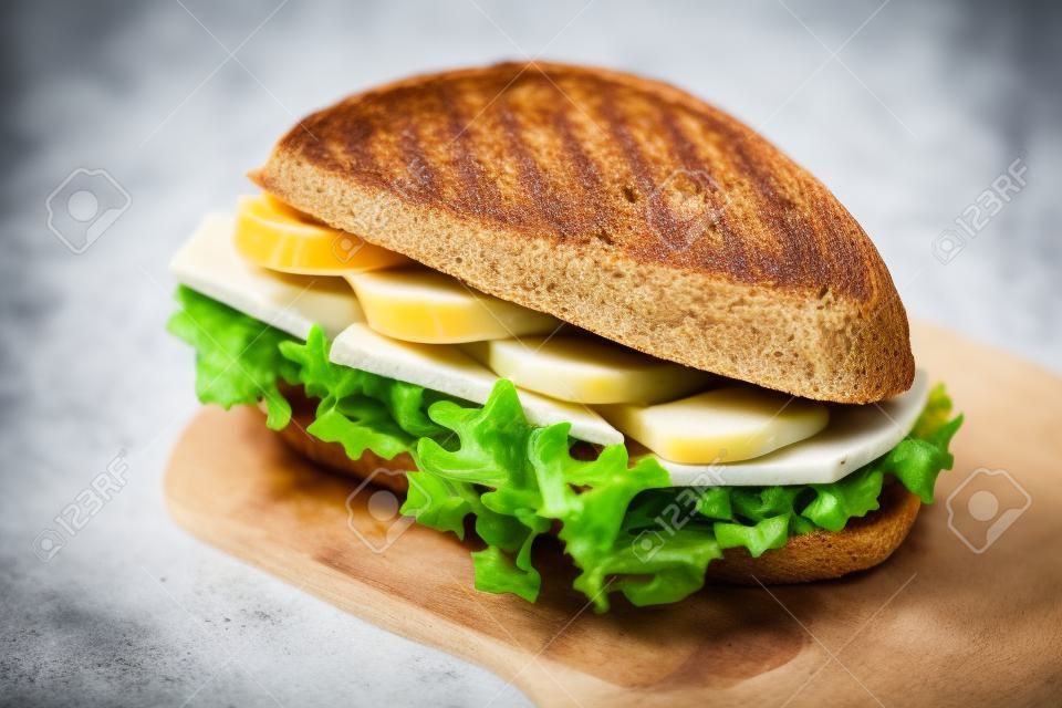 Grain sandwichs de pain avec du jambon, du fromage et des légumes frais sur fond blanc - concept de saine alimentation