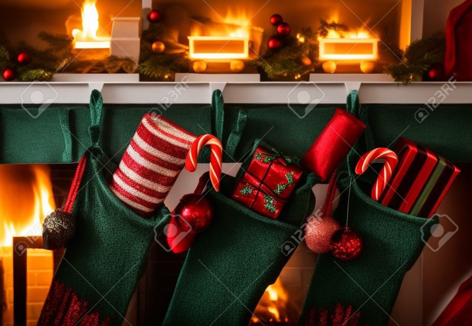 釀長襪掛在聖誕節早晨壁爐