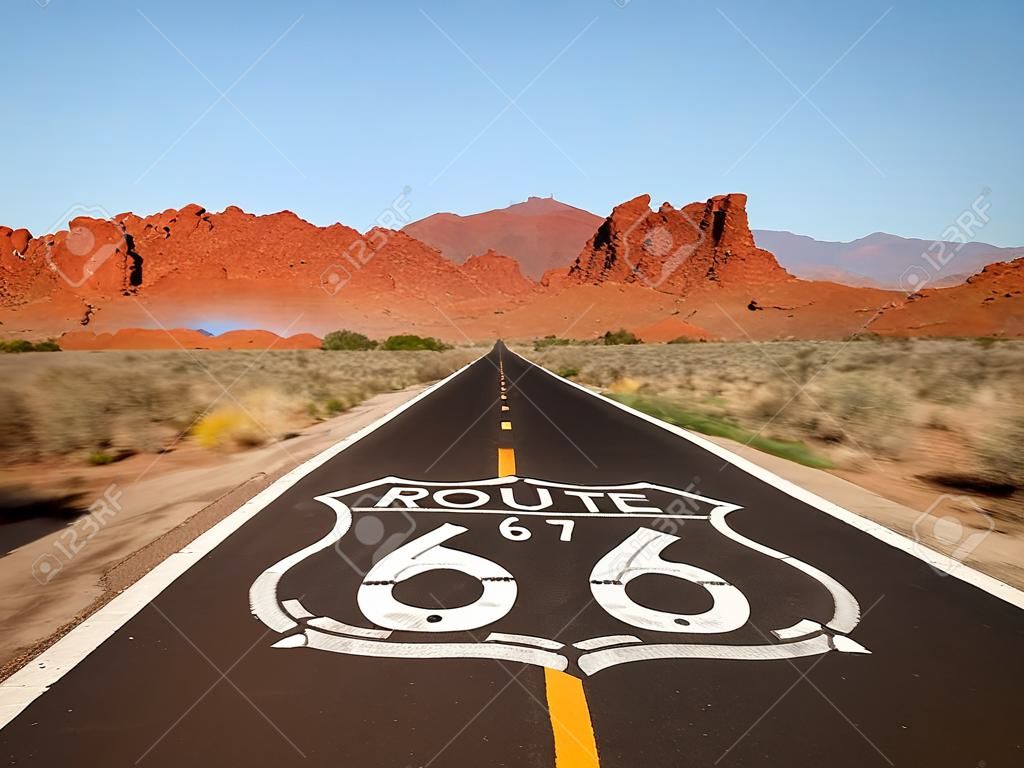 66號公路的路面標誌與莫哈韋沙漠紅色的岩石山。