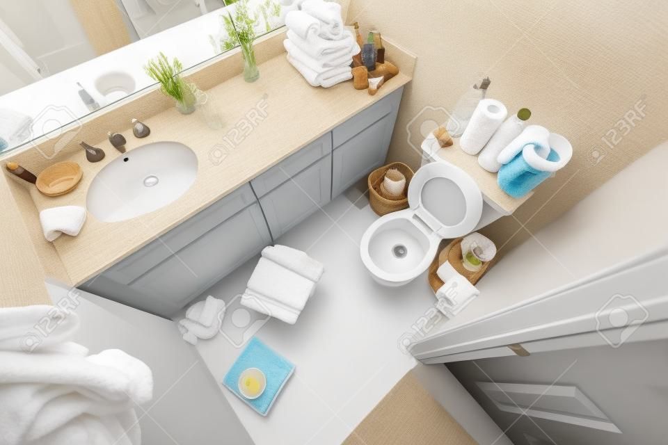 더러운 수건과 깔끔한 청소가있는 지저분한 작은 반 욕실.