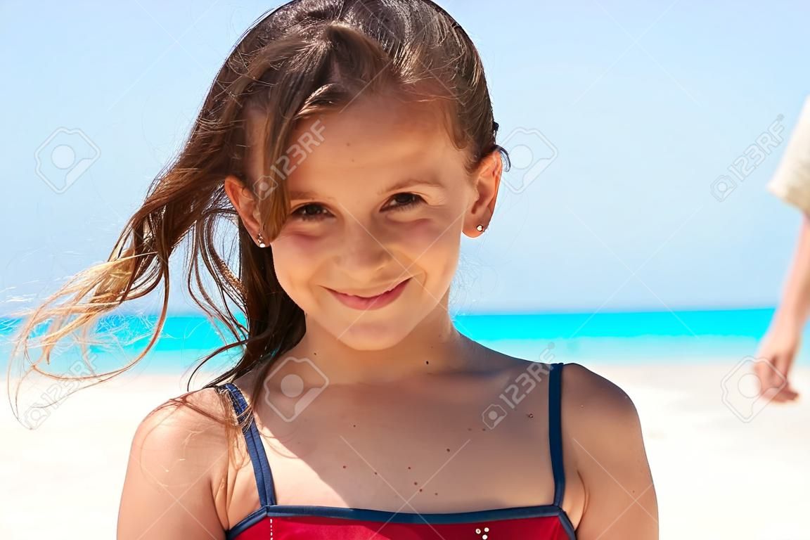 Ritratto di una bella ragazza indoeuropea sorridente in spiaggia