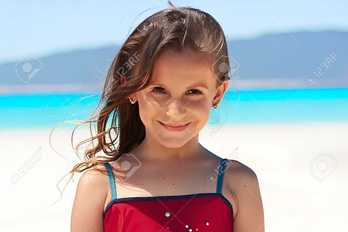 Ritratto di una bella ragazza indoeuropea sorridente in spiaggia