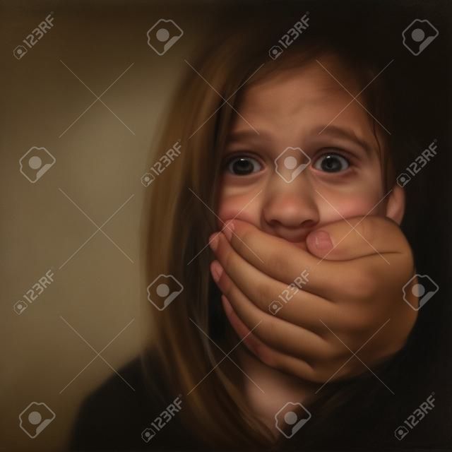 Retrato de una niña asustada siendo abusada por un hombre adulto que le cubre la boca con la mano sólo es visible la mano, el resto está oculto en las sombras