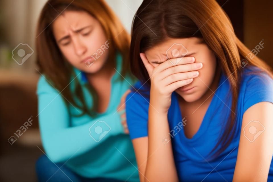 problèmes de Adolescent - mère console sa fille adolescente troublée qui pleure