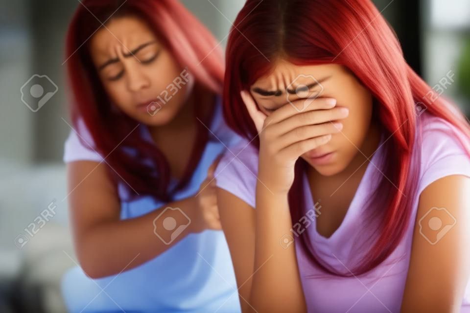 Teenager-Probleme - Mutter tröstet sie unruhigen Teenager-Tochter, die weint