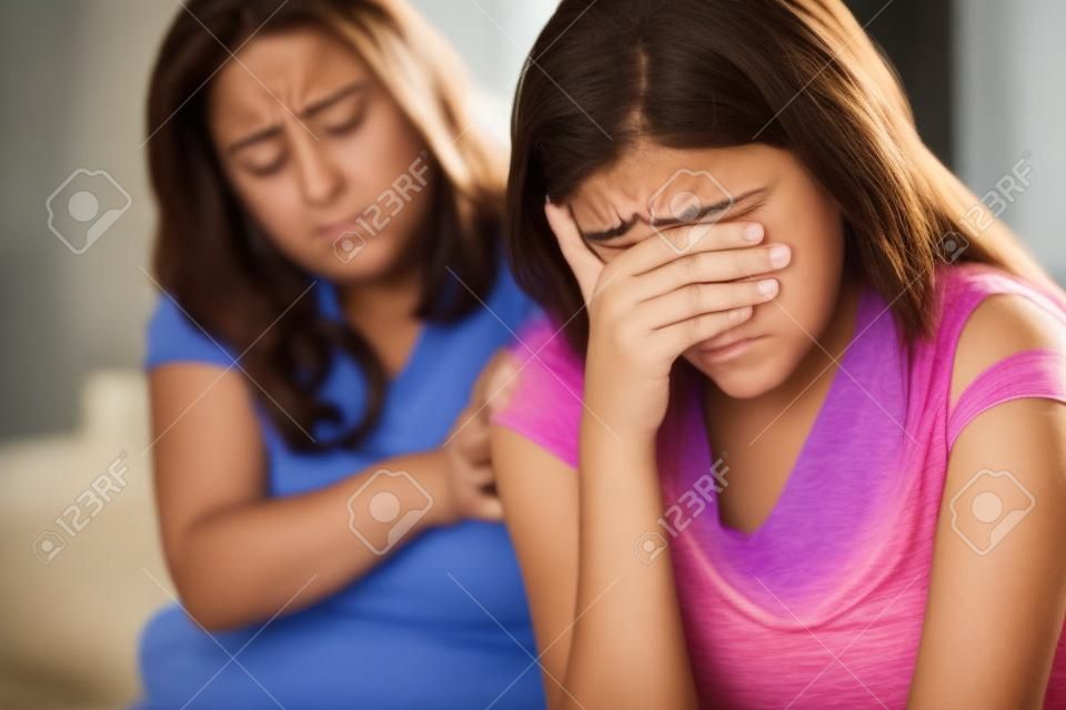 Проблемы Подросток - Мать утешает ее беспокойной дочь-подросток, которая плачет