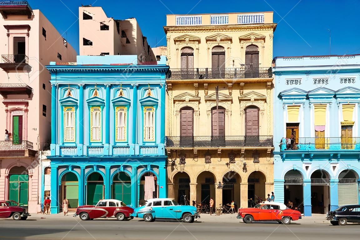 街景與老車和在哈瓦那市中心的豐富多彩的建築物
