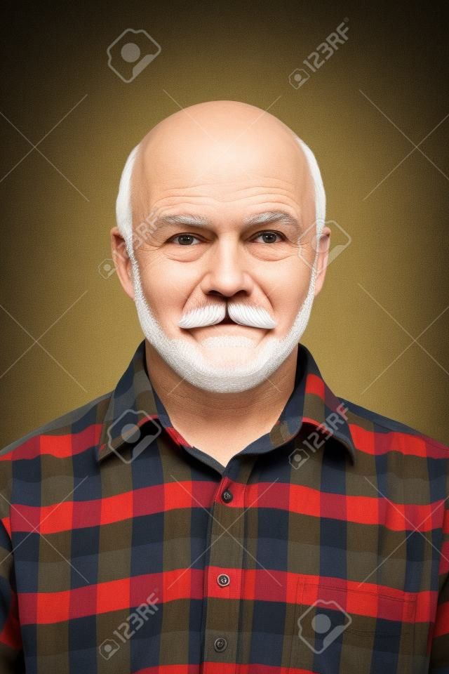 老人老頭鬍子，禿頭男子格子襯衫