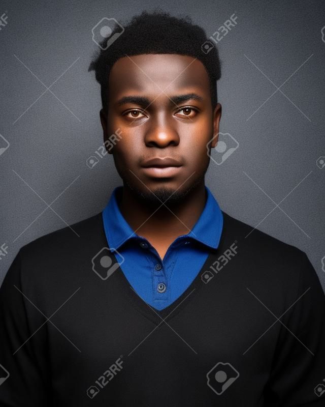 Ritratto di un vero uomo africano nero senza espressione per un documento d'identità o una foto del passaporto.