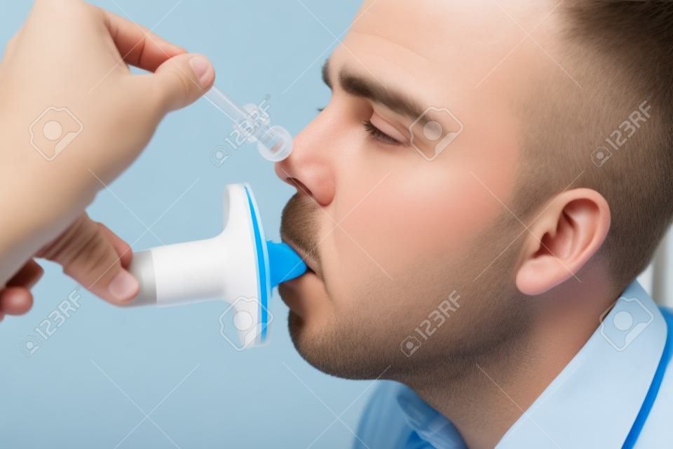 Jeune homme teste la fonction respiratoire par spirométrie