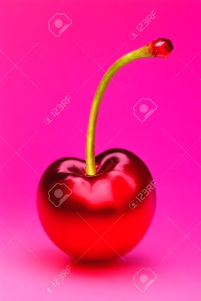 Süße rote Kirschen lokalisiert auf weißem Hintergrundmakro