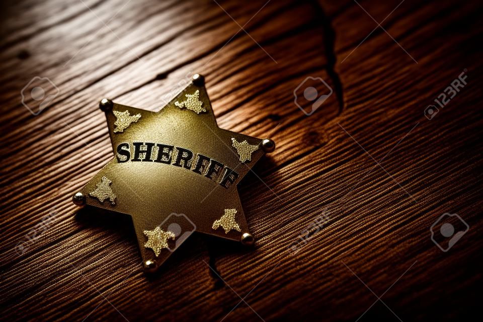 Badge du shérif sur fond en bois. Macro tiré.
