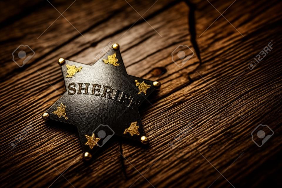 Badge du shérif sur fond en bois. Macro tiré.