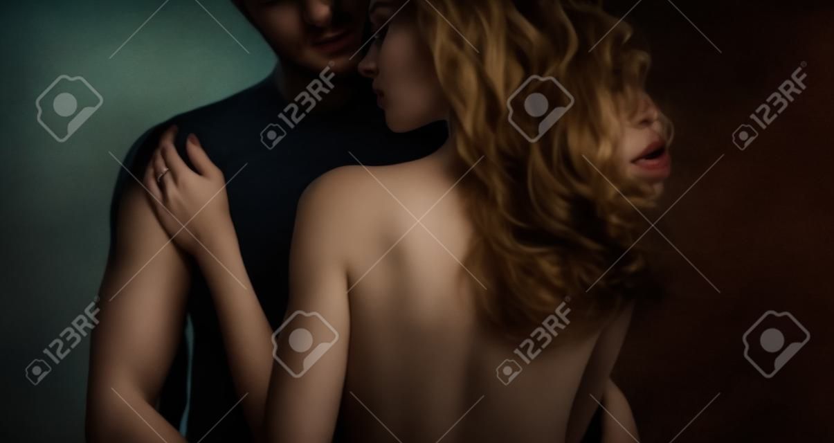Retrato de dos jóvenes amantes en habitación oscura