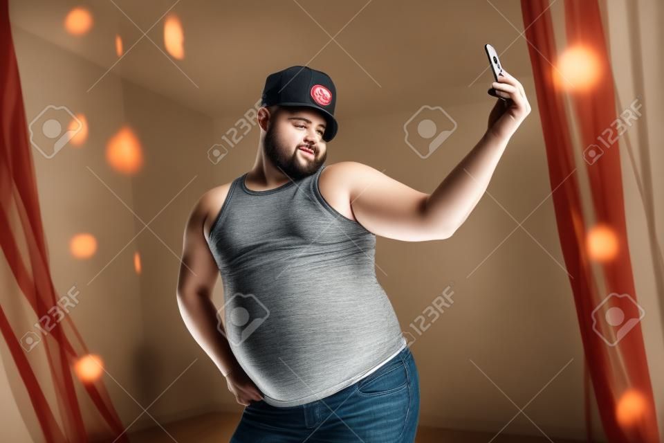 一個胖胖的傢伙滑稽肖像拍攝自拍照