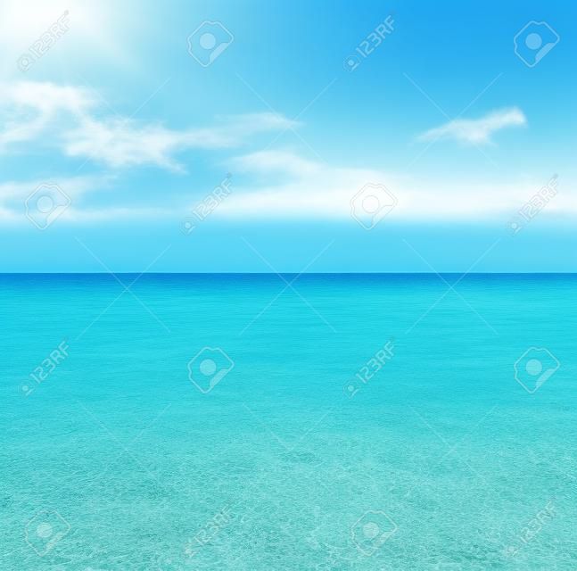 Océano tranquilo con agua azul clara