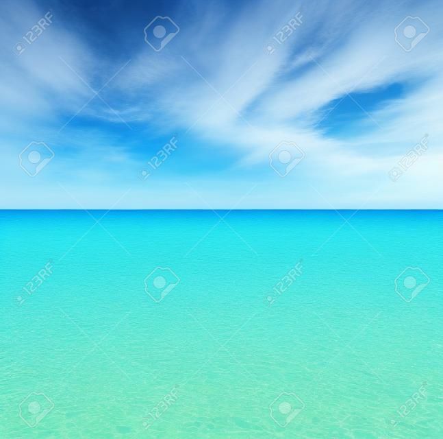 Océano tranquilo con agua azul clara
