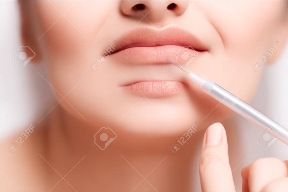 Mujer madura haciendo inyección cosmética para labios