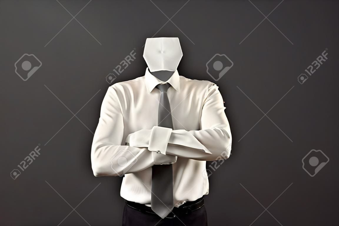 隱形人站在袖手旁觀在胸前對灰色背景