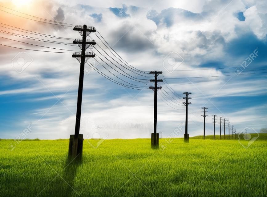 Postes Eléctricos De Madera, Se Preparaban Los Cables Utilizados Para  Transmitir La Electricidad En Las Zonas Rurales. Fotos, retratos, imágenes  y fotografía de archivo libres de derecho. Image 31711707