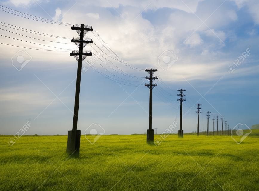 Postes Eléctricos De Madera, Se Preparaban Los Cables Utilizados Para  Transmitir La Electricidad En Las Zonas Rurales. Fotos, retratos, imágenes  y fotografía de archivo libres de derecho. Image 31711707