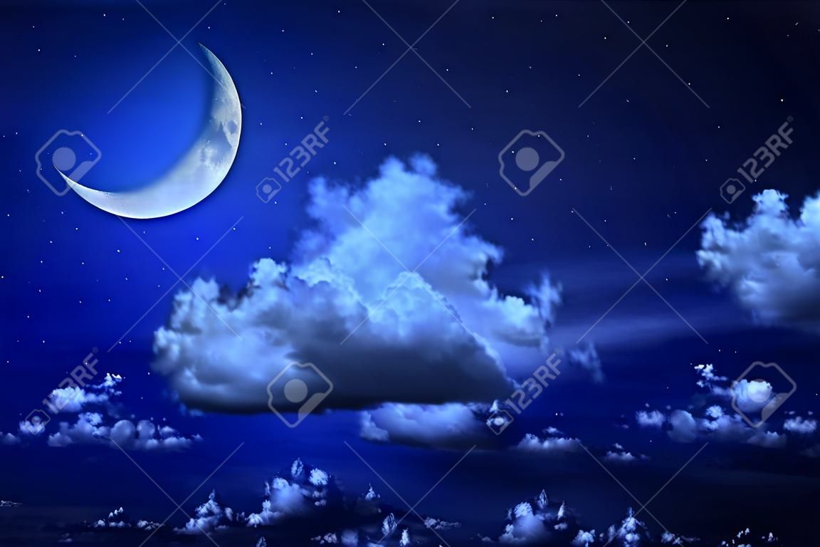 Gran Luna y las estrellas en un cielo nublado noche azul. Paisaje fantástico