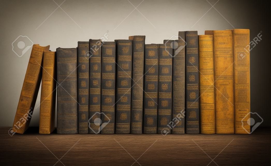 Sammlung alter Bücher isoliert auf weiß