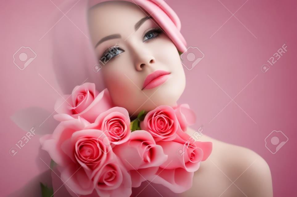Art photo de la charmante jeune femme avec des roses