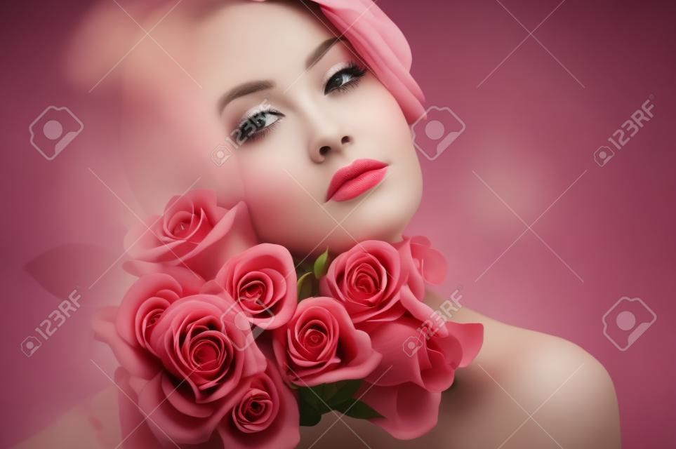 Photo Art di affascinante giovane donna con rose